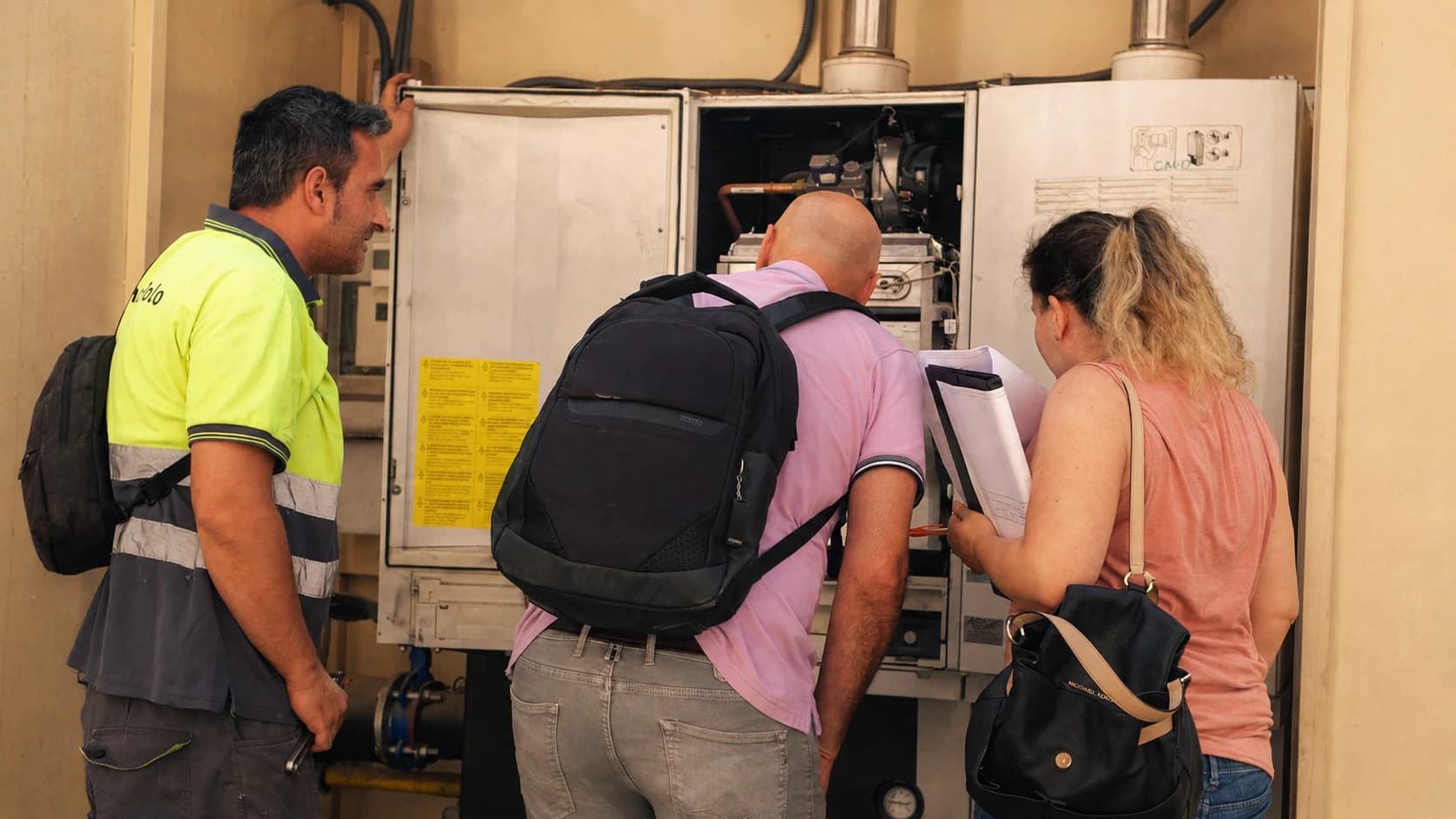 Equip tècnic revisant una instal·lació elèctrica